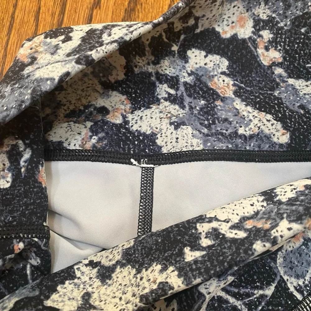 Lululemon Wunder Under Crop Leggings Size 6 Hi-Rise 21